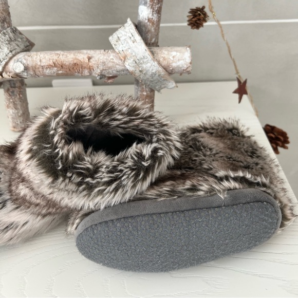 RHBabay&Child Cozy fluffy hat and fluffy home sleepers boots. Boy/Girl - Picture 6 of 7